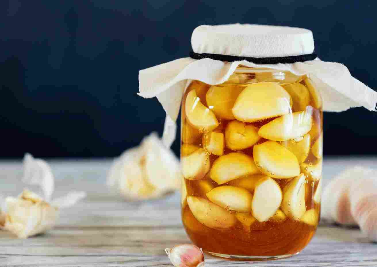 You are currently viewing The Garlic Honey Remedy That Clears Chest Congestion Overnight